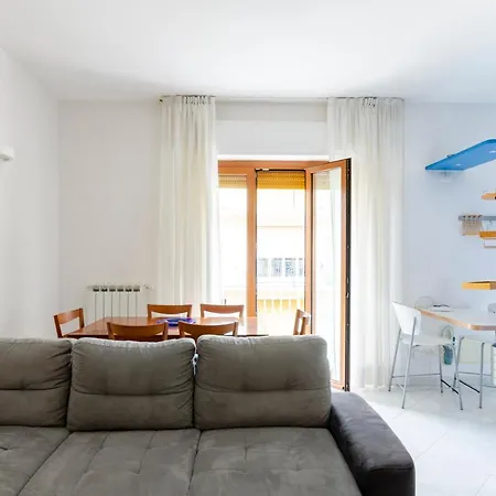 דירה Altido Colourful Flat, Short Walk To The Beach