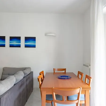 דירה Altido Colourful Flat, Short Walk To The Beach *