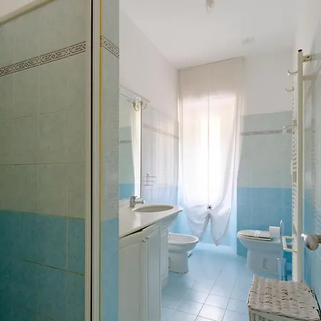 Altido Colourful Flat, Short Walk To The Beach דירה *
