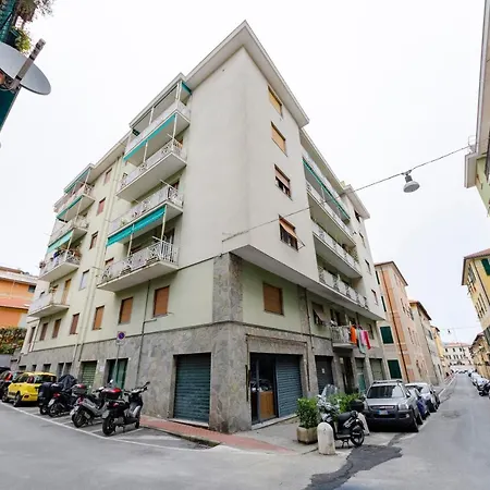 Altido Colourful Flat, Short Walk To The Beach *