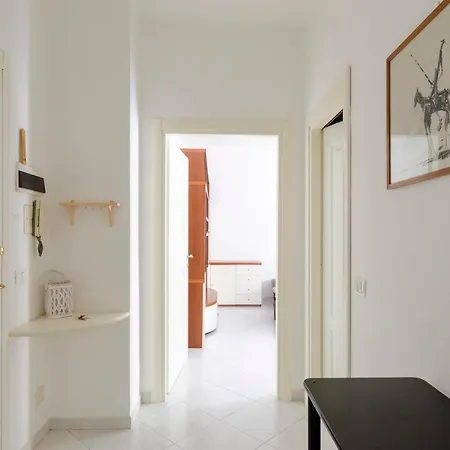 Altido Colourful Flat, Short Walk To The Beach דירה *