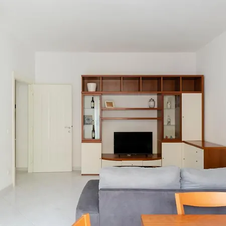 דירה Altido Colourful Flat, Short Walk To The Beach