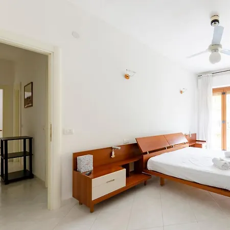 Altido Colourful Flat, Short Walk To The Beach דירה