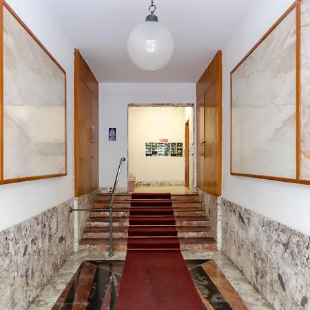 Altido Colourful Flat, Short Walk To The Beach דירה