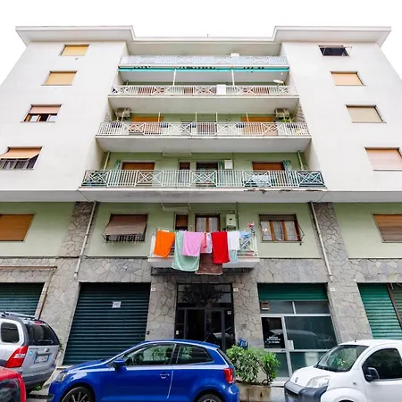 Altido Colourful Flat, Short Walk To The Beach דירה