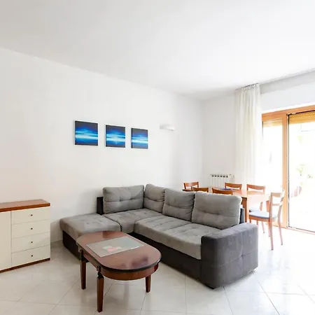 Altido Colourful Flat, Short Walk To The Beach *