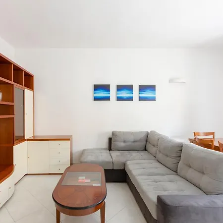 Altido Colourful Flat, Short Walk To The Beach *