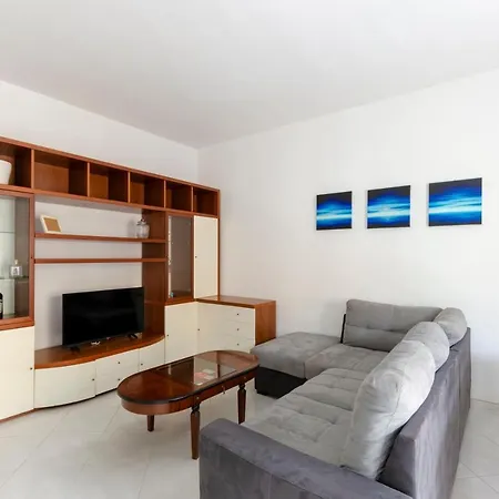 Altido Colourful Flat, Short Walk To The Beach *